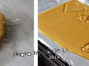 step3: 把所有材料捏合成一團，裝進塑膠袋裡 隔著袋子把麵糰擀成一張薄片 在上面使用壓膜壓出想要的形狀 幸福小熊的做法其實不難 找出合適的一個大圓、一個小圓 我是使用量米杯口和小噴瓶的蓋子口 壓出一大兩小的圓形出來 再將小圓分別用蛋液黏合在大圓的兩側上方即可 因為我用的是小小烤箱， 所以就盡可能不要擀得太厚，較便於烘烤喔！！ ※ 麵糰可隨時在袋子裡捏合重新擀平、壓模 這樣就可以避免沾到手上全是油脂喔！！！