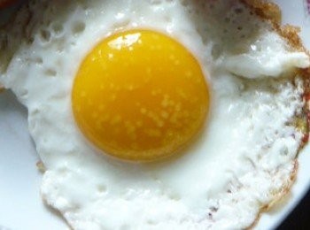 step2: 煎太陽蛋,須將平底鑊燒紅略放多點油打蛋入獲不許番動(直至蛋白由透明轉白及焦邊)