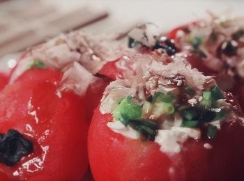 step4: 將大番茄切開項蓋挖去茄核釀入即食軟豆腐粒