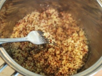 step3: 離火後趁熱用叉子將藜麥挑鬆，加入適量鹽調味，放涼備用