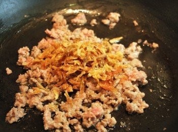 step3: 以蔬菜油熱鍋，煸香豬絞肉後，依序加入油蔥酥、蝦米與香菇拌炒