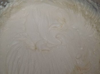 step2: 再倒入牛油及忌廉芝士(雪櫃取出放軟先)，再用低速打約 2分鐘。