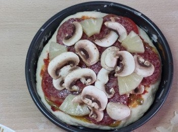 step6: 拿出批底，再塗上茄膏及放上<span class="group_2">配料</span>。