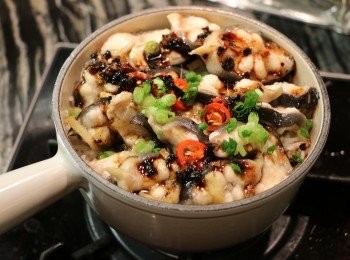 step7: 然後淋在白鱔上，灑上少許蔥花，再蓋上鍋蓋焗2分鐘後即可。