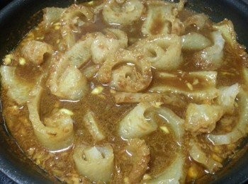 step5: 再加入豬皮及水魷煮3分鐘