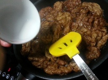 step4: 用2茶匙生粉加少許食用凍水埋獻即可