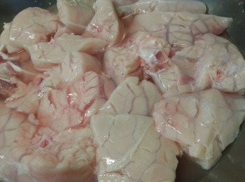 step2: 切塊狀放入白鑊中煮,待豬肺於鑊中出水