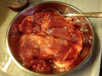 step2: 均勻塗上叉燒醬, 我直接用手按摩咁