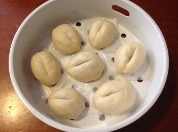 step7: 包紙塗上菜油, 把壽包放面, 放入蒸盤內, 靜止15分鐘