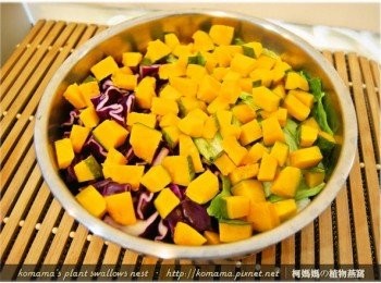 step4: 烤熟後的南瓜，再分切成丁狀，直接放在最上層。