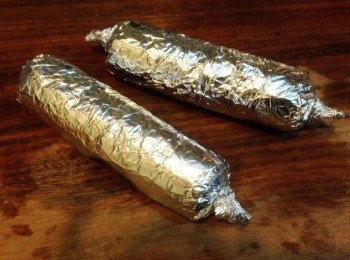 step2: 將雞腿與蔥段、蒜片、米酒、鹽待醃入味，以鋁箔紙捲起備用。