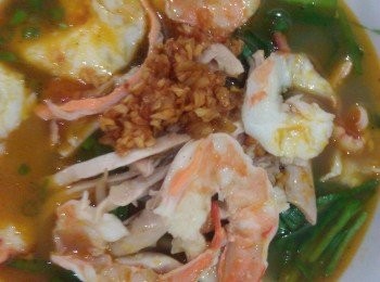 step4: 河粉烫好放在碗里，豆芽，韭菜 ，鸡丝和虾，摆设好，
汤头放入即可。
热腾腾的怡保河粉就好了！