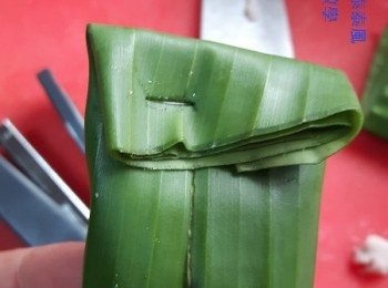 step9: 在泰國傳統用乾的葉脈穿過..現代用釘書機也可以