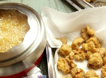 step4: 鍋中倒入油，以中大火加熱至 160˚C 後，放入雞塊，炸 2 ～3 分鐘，撈起雞塊在濾網上靜置 5 分鐘。