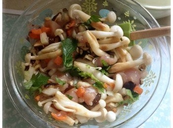 step2: 將所有材料放進大碗內，加入醃料調味，仔細拌勻，備用。