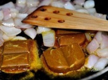 step7: 鍋內留少量底油,開始煸洋蔥,首選紫洋蔥,香味出即可下咖哩塊並轉文火熬製咖哩塊融化..不要將洋蔥單獨炒軟