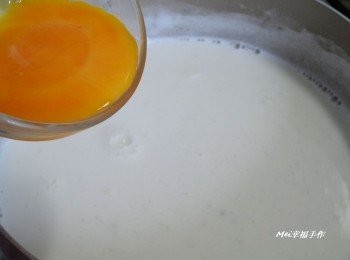 step2: 熄火之後加入2~3顆蛋黃攪拌均勻(蛋黃越多，布丁顏色會較黃)