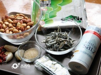 step1: 丁香洗淨瀝乾水份，乾辣椒切片，蒜頭切末，海苔剪成條。