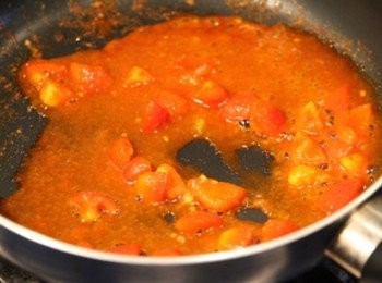 step3: 平底鍋開小火，將泰式咖哩醬、高湯放入煮開後，依續加入蕃茄丁、椰糖、魚露，調味後淋上檸檬汁即完成拌醬，放涼備用。