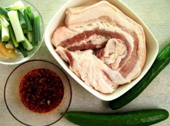 step1: 剁椒蒜泥淋醬：<span class="group_2">剁椒蒜末醬</span>(可用新鮮辣椒碎與蒜泥代替)+醬油+醋+糖+烤香白芝麻拌勻，依喜愛調整味道。