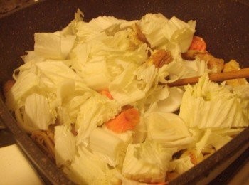 step5: 5.然後再放入大白菜炒出自然甜味