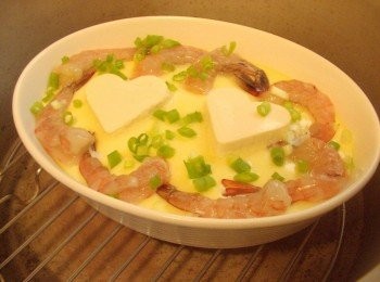 step8: 步驟8˙開關彈起時ˊ再擺入蝦子和蔥花ˊ然後外鍋再添1/4杯米杯水量ˊ 按下開關ˊ再次彈起時即可