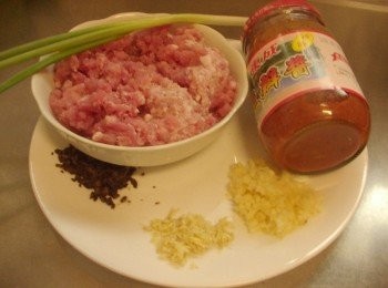 step1: 先準備好所需<span class="group_1">材料</span>ˊ蒜頭ˊ薑ˊ黑豆鼓ˊ蔥綠ˊ切末處理好備用