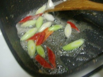 step2: 熱鍋後放入一大匙油先爆香蒜白和辣椒