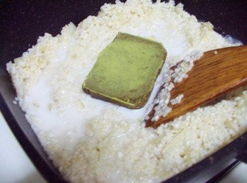 step5: 加入4小塊綠咖哩拌炒均勻入味