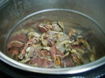 step6: 然後加入醃漬入味的肉片和油蔥酥1大匙拌炒均勻