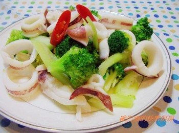 step6: 歐巴桑比較偷懶ˊ用的是懶人法ˊ 讓它一鍋到底ˊ省得還要多洗鍋子ˊ 講究點可以將花椰菜先川燙ˊ 當透抽完成至8分熟時再拌入花椰菜ˊ 今天做的整個很清爽ˊ也沒勾芡ˊ 要不勾點薄芡ˊ讓湯汁能更附著ˊ效果會更好ˊ 家常菜我都輕鬆方便為原則ˊ 大家再隨意運用囉~~