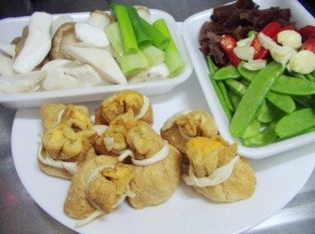 step1: 步驟1先準備好所需<span class="group_1">材料</span>ˊ福袋餃在一般火鍋料店可以買到ˊ 蔬菜洗淨處理成適當大小