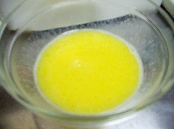 step2: 無鹽奶油40g先以低微波加熱溶化ˊ並和鮮奶ˊ蘭姆酒ˊ檸檬汁拌勻備用