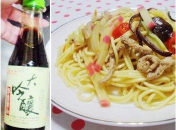 step8: 運用恰到好處的<span class="group_3">調味</span>ˊ讓麵更有味道ˊ量不需多ˊ 只是讓炒麵略有色澤不會太死白ˊ口感也會更好。 蔬菜配料ˊ有什麼放什麼方便就好ˊ不用局限ˊ 因為是清冰箱ˊ所以我全讓它們相親相愛ˊ一次解決。