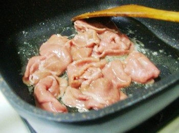 step2: 熱鍋後放入油2大匙ˊ將牛肉片略為過油至7分熟左右