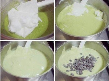 step6: 舀1/3份量的蛋白霜混入蛋黃麵糊中用橡皮括刀延著盆邊翻轉切拌的方式拌均勻ˊ 然後再將拌勻的麵糊倒入剩下的蛋白霜中混合均勻 ˊ 接著將步驟2處理好的紅豆取2/3量ˊ和所有麵糊略為輕拌