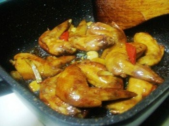 step3: 醬汁滾後瓦斯改以中小火讓其慢慢悶燒入味