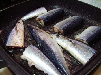 step1: 秋刀魚洗淨ˊ擦乾水份ˊ切成3等份ˊ 然後抹上少許米酒和鹽ˊ熱鍋後加入油2大匙ˊ 將魚輕輕擺入ˊ大火先煎定型ˊ再以中小火煎至金黃熟透