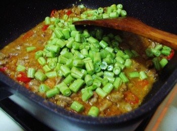 step5: 步驟4略滾後ˊ加入四季豆丁ˊ一起拌炒入味ˊ再灑上少許香油即可