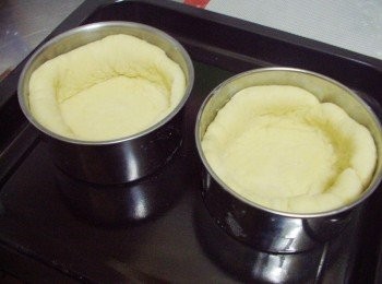 step3: 然後將桿成圓片狀麵皮填入容器中ˊ 放溫暖處進行最後發酵