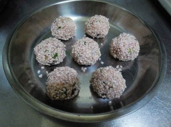 step5: 然後均勻沾裹上紅麴米粒