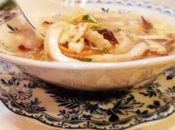 step7: 食材儘量大小一致口感才會順口ˊ豆腐於完成勾芡後再加入ˊ 除了口感更滑嫩也較容易保持它的完整性ˊ 醋最後才加入是重點喔ˊ這樣它的酸香才不會於烹煮過程早早揮發掉ˊ 酸辣湯真正的色澤鹹度來自醬油ˊ而他的酸正確應用白醋ˊ 黑醋只是提味喔....(這是歐巴桑看電視節目ˊㄚ基師分享的好方法) 喜歡的也趕緊試試吧~^^