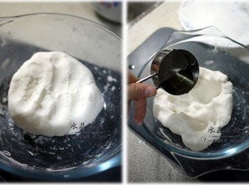 step4: 10分後，將麵團加入橄欖油後揉勻