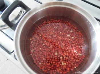 step2: 将浸泡的水倒掉把红豆洗一洗，再倒入水并确保水位盖过红豆。开高火当水沸腾时，将锅里的水倒掉再装入适量的水再次转中火煮（重复2次）。第3次不要填满太多水(盖满红豆即可）开小火，继续焖煮至红豆变软。当水蒸发时，加少量的水覆盖在红豆上（加入太多的水，红豆容易爆开）这步骤你需要大约1小时以上的时间以小火焖煮。