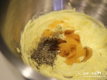 step3: 倒入現磨黑胡椒、鹽、蜂蜜，拌勻。