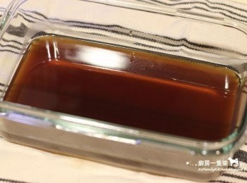 step4: 將混合好的咖啡液倒入適合的容器中，送冰箱冷藏約2小時凝固定型。