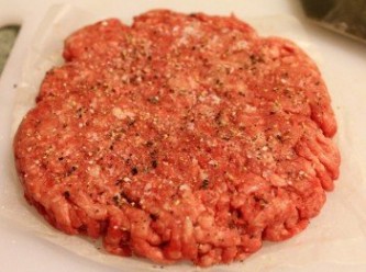 step1: 牛絞肉用手輕輕的塑形, 勿重壓. 並在表面灑上鹽巴/黑胡椒粉調味