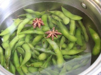 step1: 冷水, 下毛豆, 八角跟2大匙的鹽巴, 在開火煮滾