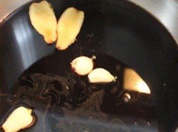 step1: 將<span class="group_2">醬汁</span>與蒜頭/薑片調好煮滾