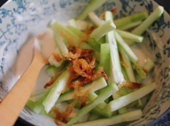 step3: 把絲瓜條, 櫻花蝦加入<span class="group_2">麵糊</span>中 攪拌均勻